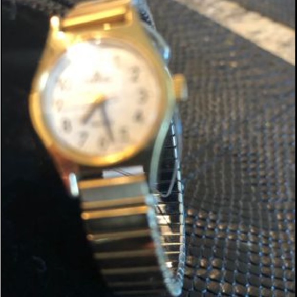 Lorus vintage watch with stretch band - Picture 2 of 2